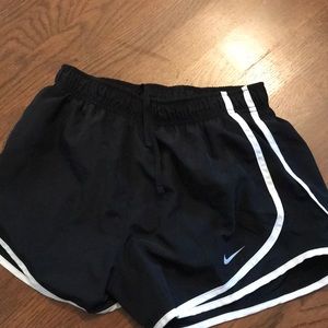 SMALL black basic nike shorts